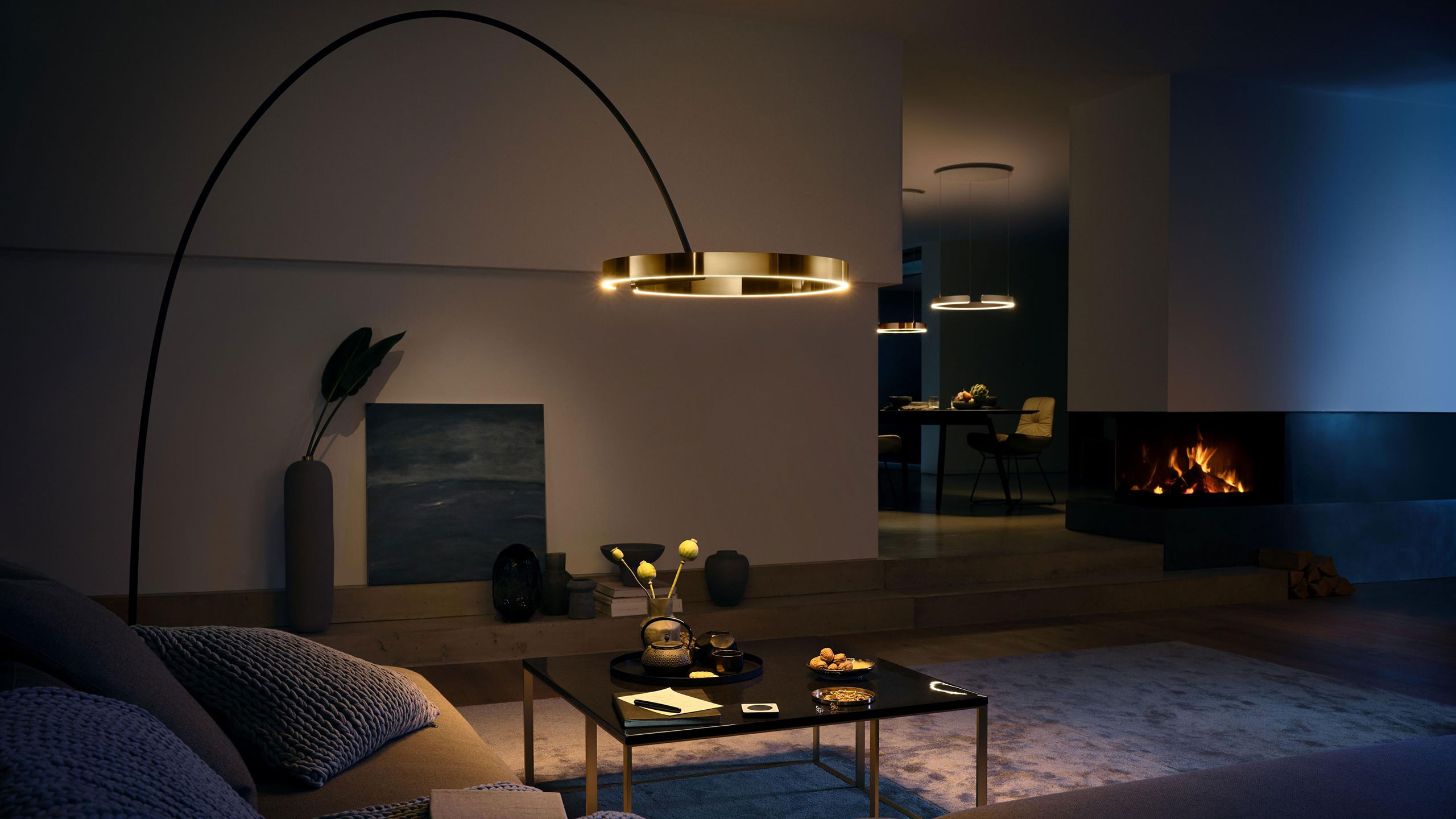 Professionell beleuchtetes Wohnzimmer mit Occhio-Leuchte