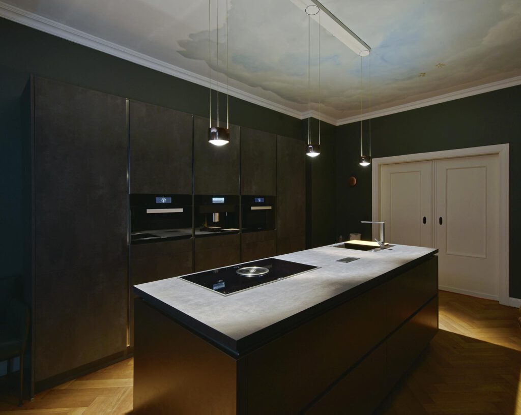 Lichtambiente in der Küche mit schwarzen Wänden